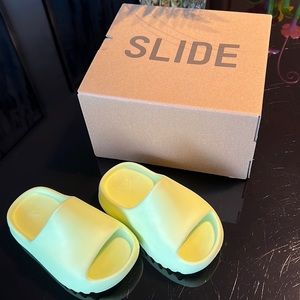 Kids yeezy slides